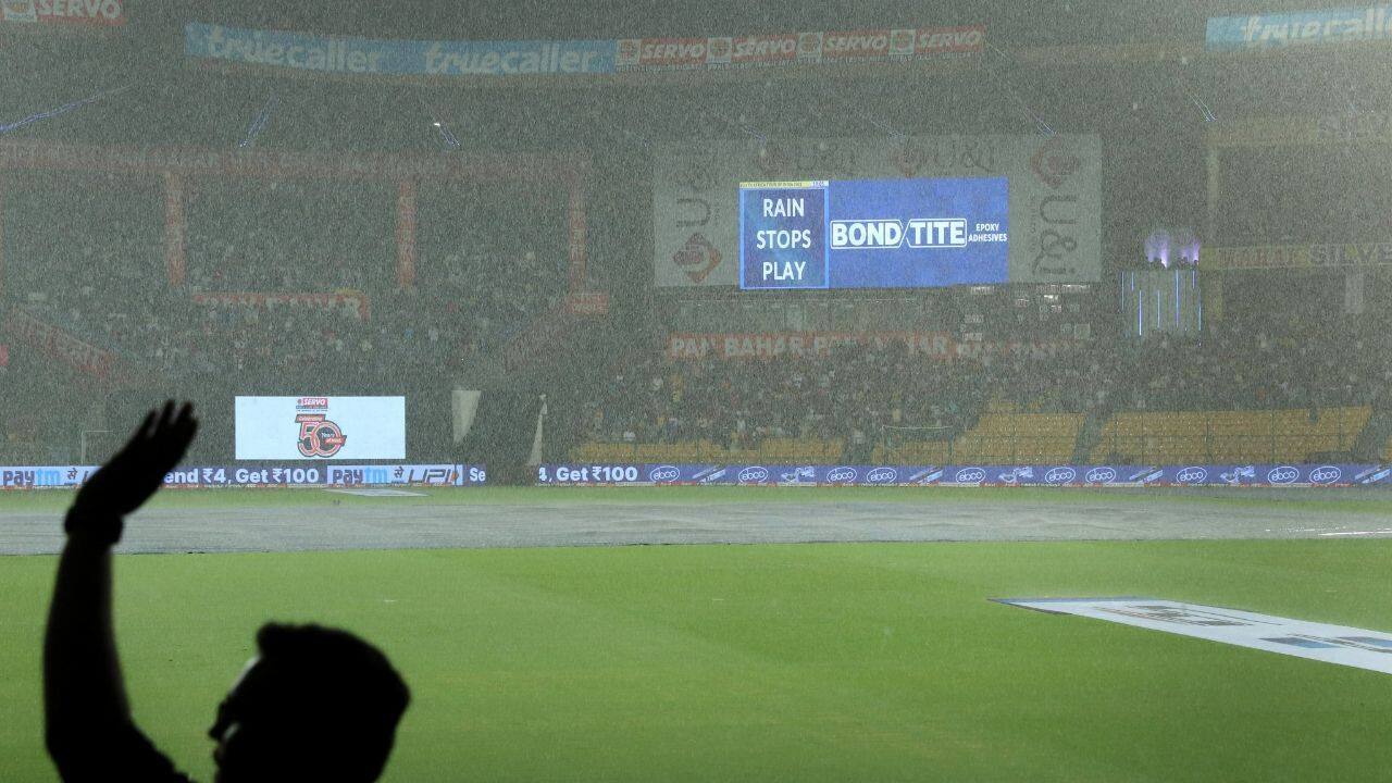 LIVE RCB vs GT weather update: बारिश के कारण रद्द हो सकता है बैंगलोर-गुजरात का मैच